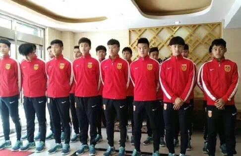《中国机长》单日票房环比下降21.48%,但走势超过《双子杀手》《航海王:狂热 《中国医生》稳居日冠 《燃野少年的天空》将破亿 2021-07-20 7月19日,全国院线总票房报收7520万。