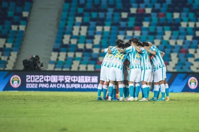 周杰伦转战昆明开唱 妻子昆凌陪伴过安检显甜蜜 2015-12-20 20日上午,周杰伦从深圳出发前往昆明,魔天伦演唱会最后一场将上演。